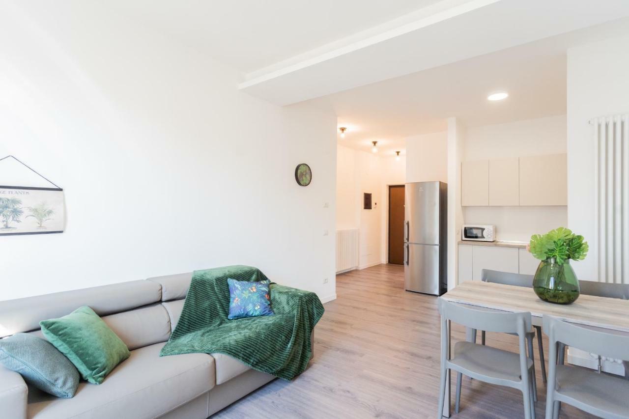 Central & Modern Apartment By Rent All Côme Esterno foto